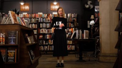 大学图书馆自习室内认真备考6级的女生，桌上摆着词汇书和真题卷，暖光氛围